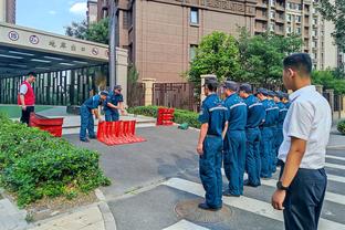 “面具东”形态上线！今日客战篮网 东契奇带着面具进行投篮训练